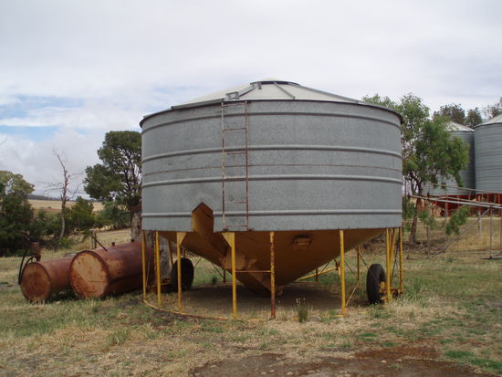 ...während die Schauspielerin in diesem kleinen steckte