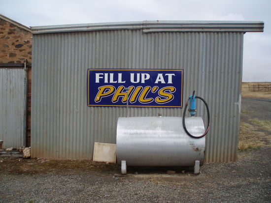 Schild des Truck Stops, nachdem er von Phil gekauft wurde