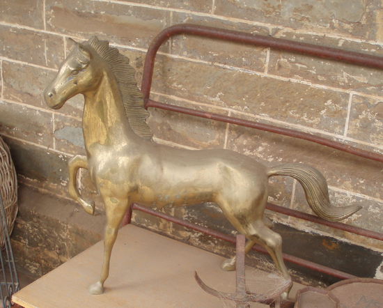 ...die Pferdestatur aus Claires Büro...