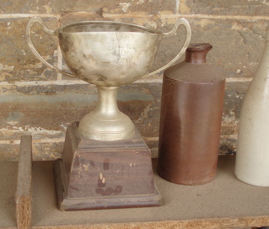 Die Besitzer des Hauses haben nach Drehschluss viele McLeods-Requisiten gekauft: Diesen Pokal, den Tayler und Patrick kaputt machten...