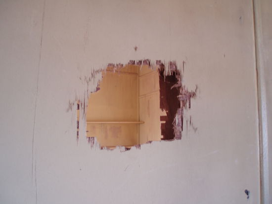 Es ist noch da - das Loch, das Jodi in die Wand schlug, um mit Becky zusammenzuziehen