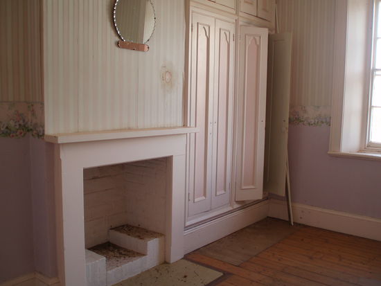 Charlottes Zimmer, mit dem Fleck, den Claire entdeckte, als sie nicht schlafen konnte