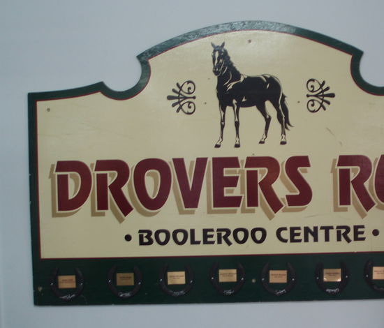 Das Drovers Run-Schild hängt in der Touristeninfo