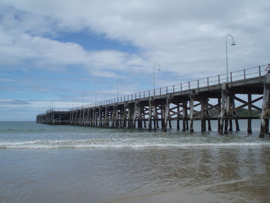 Die lange Holzmole am Jetty Beach