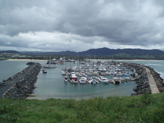 Von der Insel aus kann man gut den Hafen, die Strände und die Berge sehen