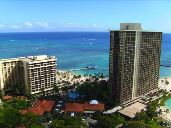 Blick aus einem der Time Sharing Appartements auf Pool und Meer vor dem Hilton