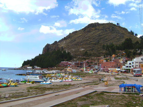 Blick auf den Hafen von Copacabana und den Cerro Calvario