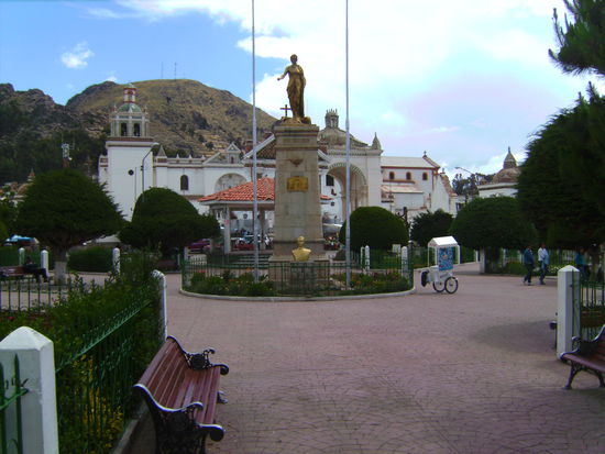 Hauptplatz von Copacabana mit Kathedrale