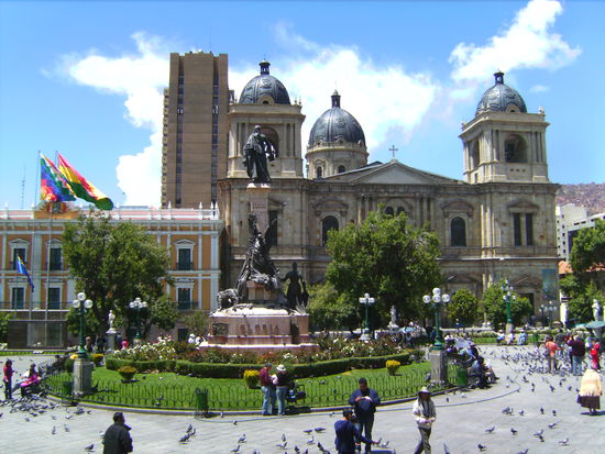 Plaza Murillo - der Hauptplatz von La Paz mit der Kathedrale und links dem Präsidentenpalast