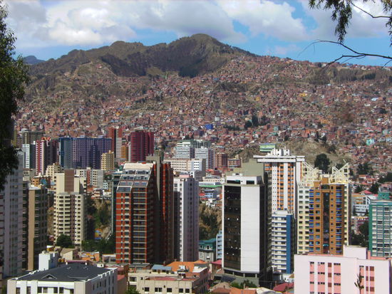 Die Neustadt von La Paz - im Hintergrund erkennt man gut die kleinen Häuschen die sich bis zum Gipfel des Abhangs emporziehen