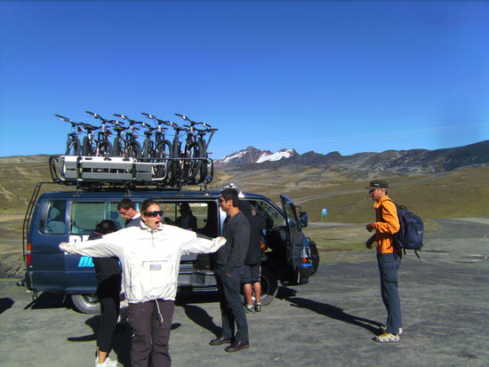 Erstmal gähnen und strecken - am Pass El Cumbre auf 4.700 Metern Seehöhe...
