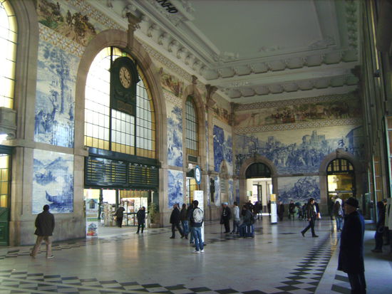 Die schöne Bahnhofshalle von Porto