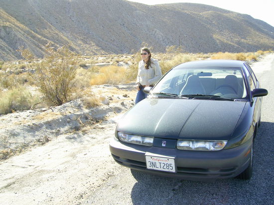 Mareike und unser Auto beim ersten Wüstenausflug (Anza Borrego)