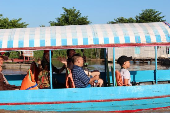unsere vietnamesische Familie im separaten Boot