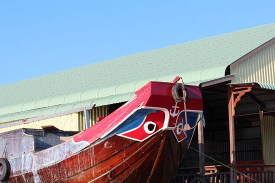 Eines der typischen Mekongboote mit den Augen