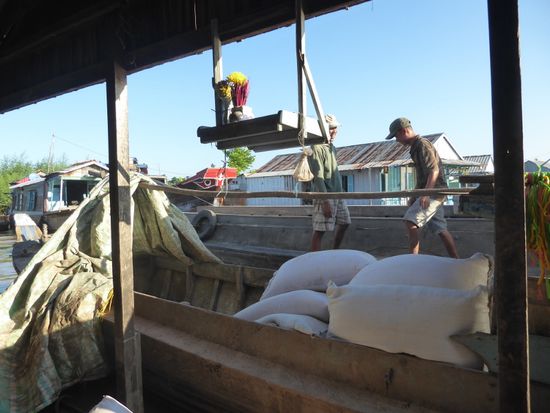 Fischfutter wird tonnenweise zugekauft
