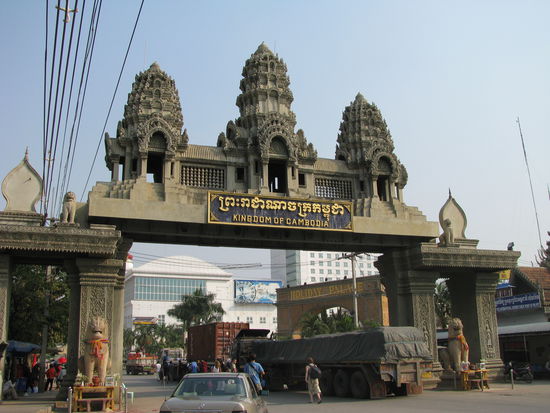Grenzuebergang von Thailand nach Kambodscha. War eine sehr Langweilige Sache. Immer wieder Passkontrolle und langes warten.Die Armut in Kambodscha ist enorm.