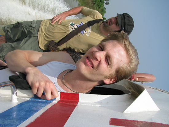 Marcel auf dem Boot von Siem Raep nach Phnom Penh. extrem windig.