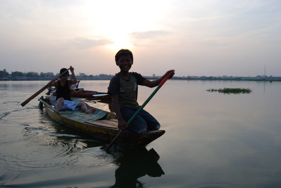 Bootstour auf dem See in Phnom Penh vor unserm Guesthouse bei Sonnenuntergang.