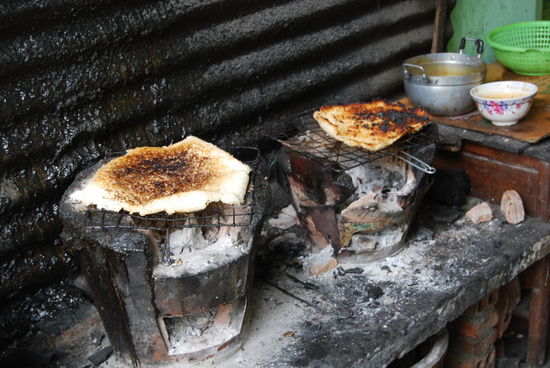 Fladenbrot wird auf dem Kochherd gemacht.