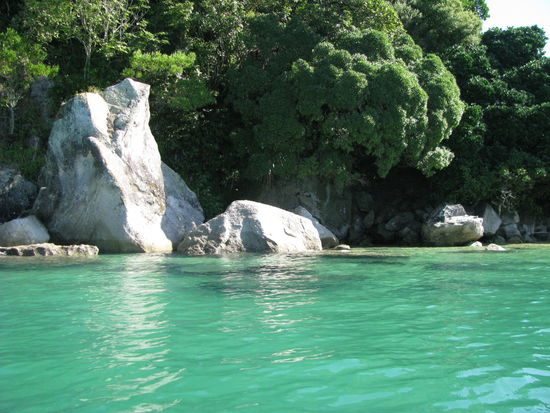Erster Stopp bei einer kleinen Insel.