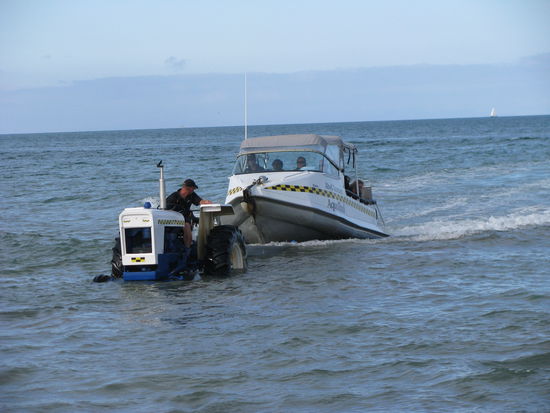 Die Traktoere muessen die Wassertaxi an Land ziehen zur Strasse, wegen der starken Ebbe.