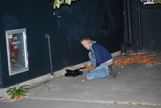 Um 23.00 Uhr noch z Nacht kochen irgendwo an einem Strassenrand in Christchurch. Sieht recht illegal aus...
