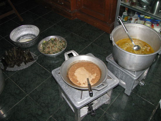 hier pruzelt das Fischcurry und die Erdnusssauce.