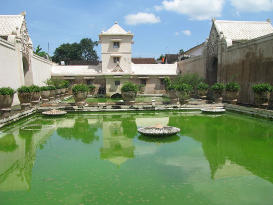 Das Wasserschloss. Hier residierte der Sultan um sich zu erholen. Vom Turm aus, konnte er sein Harem beim baden zu sehen.