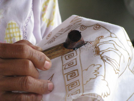 Herstellung der Batik.Hier wird Wachs aufgetragen.