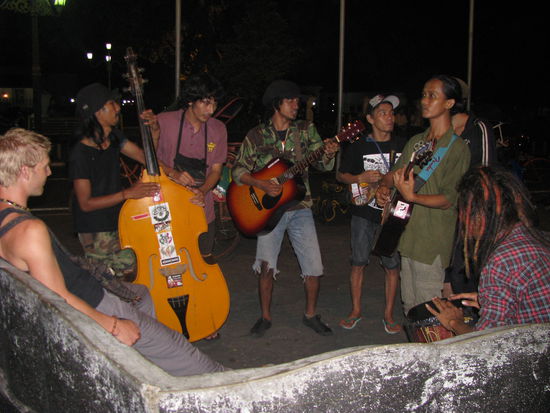 In der Stadt...jungs spielen Musik um Geld zu verdienen...Meistens singen sie Reggea.