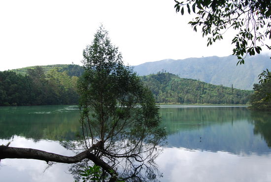 See auf dem Dieng Plateau...