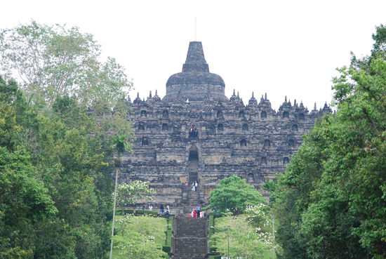 Borobudur von vorne...