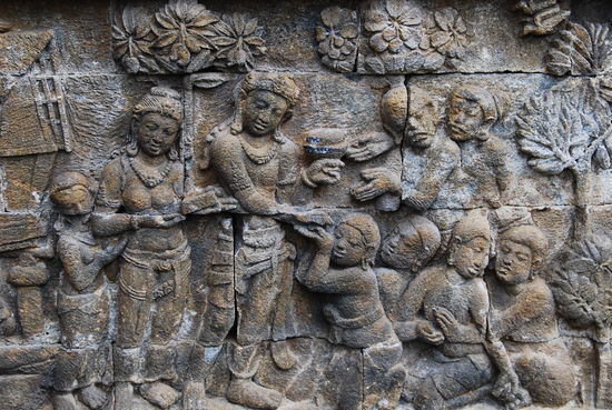 Auf drei Etagen durchlauft man das Leben von Buddha....