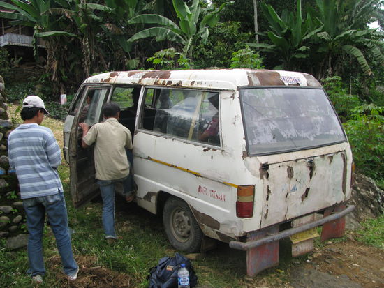 Mit diesem Auto fuhren wir 1h mit 21 Personen drin.