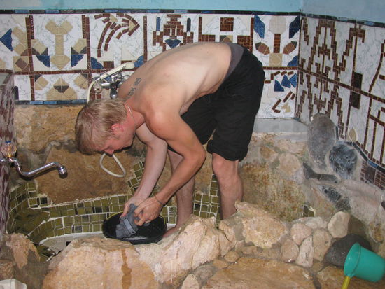 Die Waesche wird manchmal sauberer, wenn wir sie selber waschen...