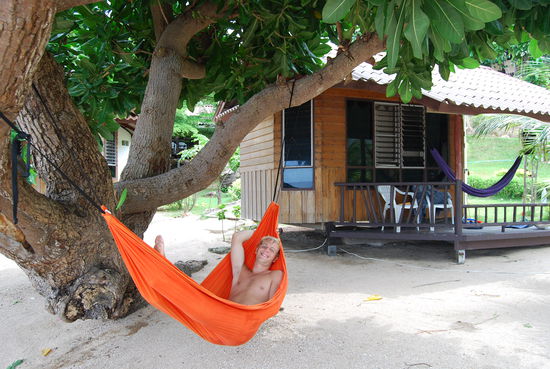 Und an unserem Strandbungalow....Wie immer in der Haengematte...