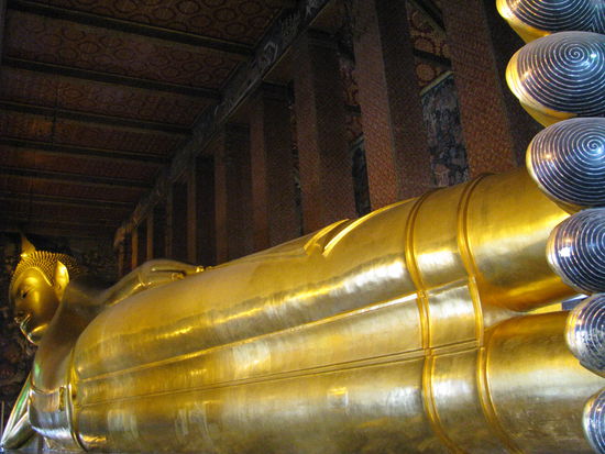 Der liegenden goldene Buddha in Bangkok