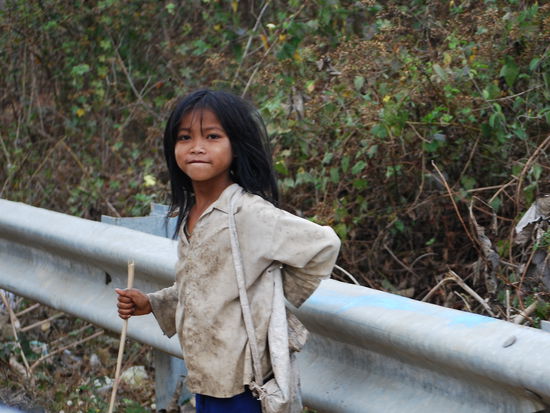 Vietnamesiches Bauernmaedchen auf dem Weg aufs Feld.