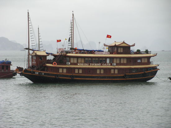 Touristeboot in der Halong Bay bucht