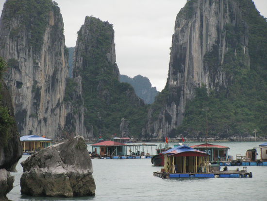 Boots-dorf in der Halong Bay