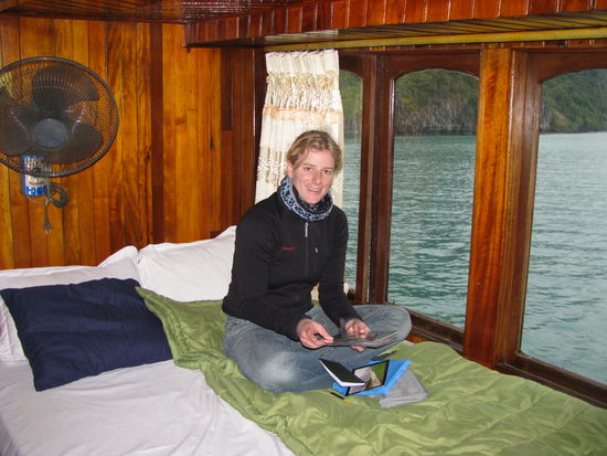 Nicole beim Karten schreiben in unserer Schlafkoie