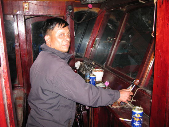 Unser Kaepten trank viel Beer und Reiswein, sah am Abend nicht mehr so gut aus und wir waren froh, dass er erst am naechsten Morgen wieder fahren musste.