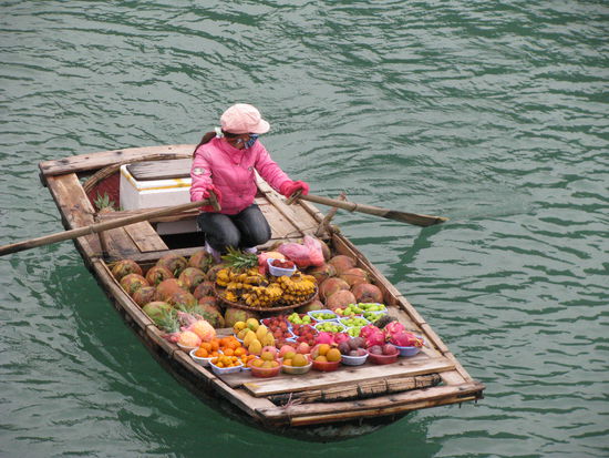 Fruechteboot , touristen abzockerei 1 Orange 1 Dollar