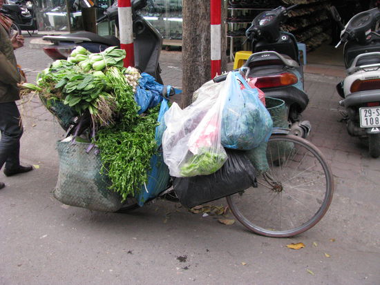 Vollgepacktes Velo mit Gemuese in Ha noi. Wie kann mann da noch Fahren?