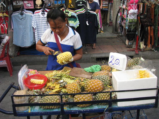 Die Ananas hier sind fein und billig.