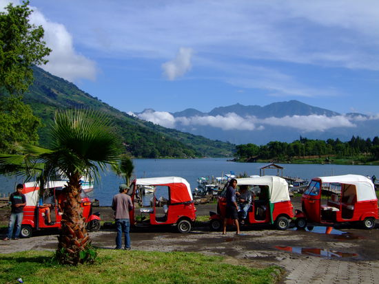 taxis around the world: hier an den ufern des sees attilan: drei raeder, rot und weiss, meistens mit jungen fahrern, aber ab und an auch von den maya-frauen in traditioneller kluft und mit sonnenbrille auf gefahren... (ellas me gusta mucho!)