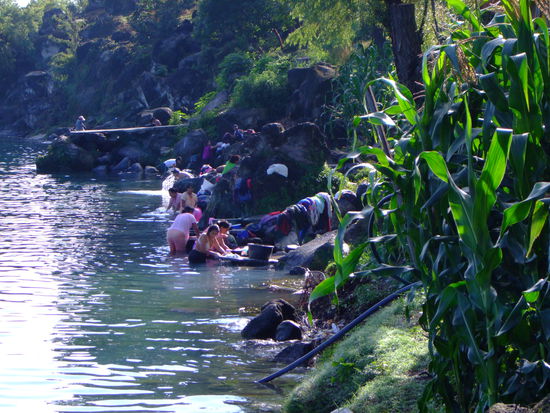 die frauen beim waschen der waesche im see