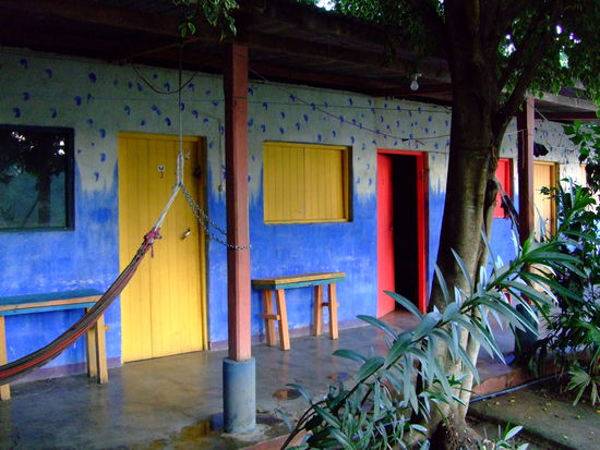 unser feines, kleines hippie-hotel fuer 20 quetzales (etwa zwei euro) die nacht, mit haengematten, "aqua caliente" und blick ueber den see. traumhaft!