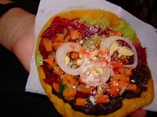 so sieht sattwerden fuer weniger als 20 cent aus: eine art creme aus bohnen, avocado, karotten, paprika, zwiebeln, ei und streuselkaese (nicht fuer mich, versteht sich) auf tortillas. lecker!